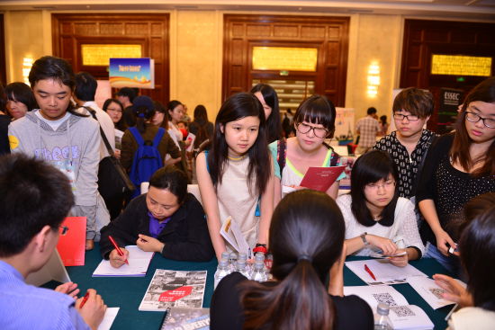 新浪国际教育展现场爆棚 学子逐梦热潮中，金牌顾问成焦点